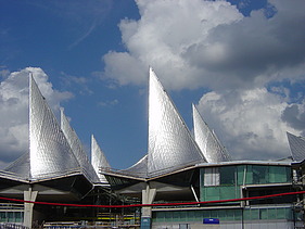 Foto des Gerichtshofs in Antwerpen. Zu sehen sind die vier Dachspitzen.