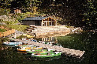 Foto des Bootshauses aus Holz am Freibergsee. LENO-BSP-Elemente.