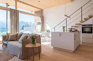 Foto eines Hotelzimmers mit Blick auf die Berge.