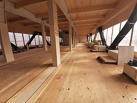 Foto eines Rohbaus aus Holz. Zu sehen sind Holzwände und Träger.