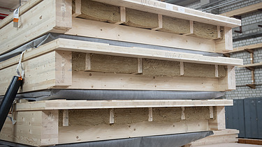 Foto von Kastenelementen aus Holz in der Produktionshalle von ZÜBLIN Timber.