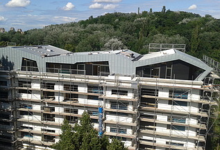 Foto eines mehrgeschossigen Gebäudes. Aufstockung aus Holz.