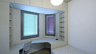 Photo of a room in the Adlershof student hall of residence in Berlin. You can see a bed and a desk.