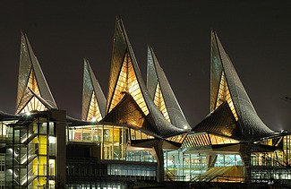 Nachtaufnahme des Gerichtshofs Antwerpen.
