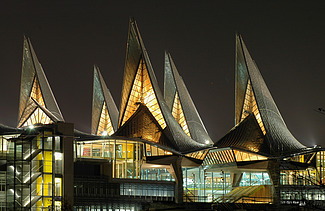 Night shot of the Antwerp Court of Justice.