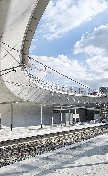 Foto von der Haltestelle Staatsgalerie in Stuttgart. Man sieht Zugschienen und Betonschalungen.
