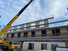 Foto der Montage der LENO-Brettsperrholzelemente. Man sieht große Holzelemente.