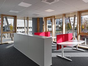 Foto eines Arbeitsraumes mit Schreibtischen im Gebäude JOWAT Haus der Technik.