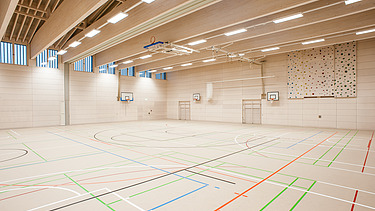 Photo of the sports hall of the high school in Diedorf. Timber construction inside the hall.