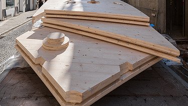 Foto eines Holzplattenstapels mit LENO-Brettsperrholz-Elementen