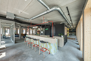Photo of the student hall of residence in Golm. You can see a furnished common room.