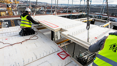 Foto von der Montage von Holzelementen auf der Baustelle CARL in Pforzheim.