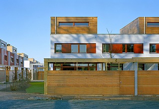 Reihenhausanlage Kranichstein Foto der Reihenhausanlage in Kranichstein. Zu sehen sind mehrere Gebäude aus Holz.