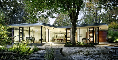 Foto eines modernen Bungalows mit LENO-BSP-Flachdach.