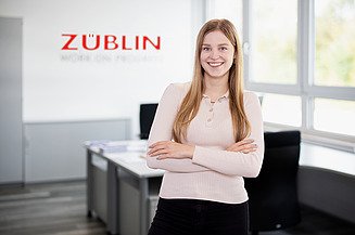 Career Training at ZÜBLIN Timber Photo of a young woman with folded arms. Training ZÜBLIN Timber.