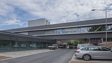 Photo of a wooden bridge structure at the district administration office in Calw.