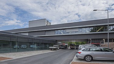 Photo of a wooden bridge structure at the district administration office in Calw.