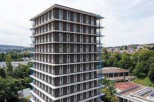 Foto des Holzgebäudes CARL in Pforzheim. Man sieht eine Außenaufnahme mit brauner Holzfassade.