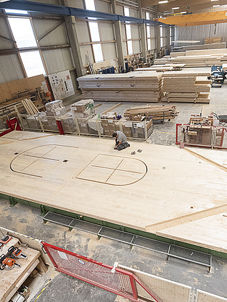 Foto von LENO-Brettsperrholzelementen in der Werkshalle von ZÜBLIN Timber.