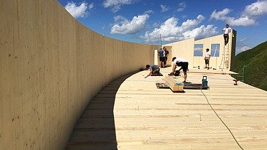 Foto der Holzbaumontage des Waltenberger Haus in Oberstdorf. LENO-BSP-Elemente.