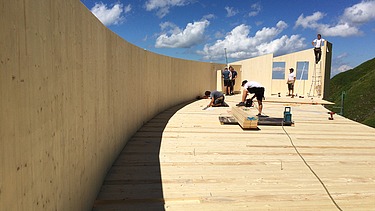 Photo of the timber construction assembly of the Waltenberger Haus in Oberstdorf. LENO-BSP elements.
