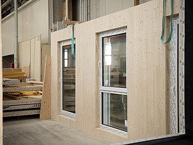 Foto von LENO-ADD-Außenwände in der Produktion von ZÜBLIN Timber 
