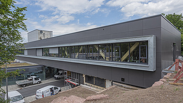 Photo of a wooden bridge structure at the district administration office in Calw.