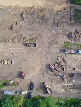 Die Montage der Fassadenelemente auf der Baustelle ist ab Ende September 2026 vorgesehen.
