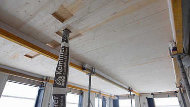 Foto einer LENO-Brettsperrholz-Decke auf der Baustelle CARL in Pforzheim.