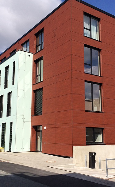 Foto eines Bürogebäudes in Wolfsburg. Holzständerkonstruktion mit markanter roter Fassade.