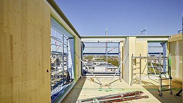 Photo of the SKAIO Stadtsiedlung building in Heilbronn. You can see the assembly of the LENO wooden elements.
