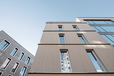 Photo of a close-up of a building with a wooden façade. Safranberg Ulm.