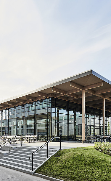Mitarbeiterrestaurant Allendorf Außenaufnahme des Mitarbeiterrestaurants Viessmann in Allendorf: Zu sehen ist ein Gebäude mit vielen Glasflächen und Flachdach.