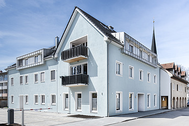 Wohnhaus Weilheim Foto eines Wohn- und Geschäftshauses aus Holz. LENO-BSP.