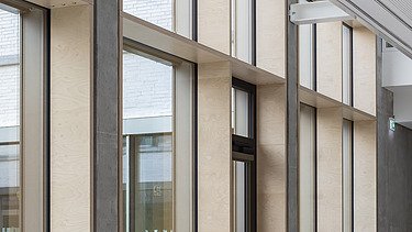 Interior photo of the Vinzenz Pallotti School in Friedberg. You can see a timber mullion and transom façade.