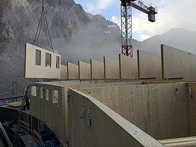 Foto der Holzbaumontage des Waltenberger Haus in Oberstdorf. LENO-BSP-Elemente.