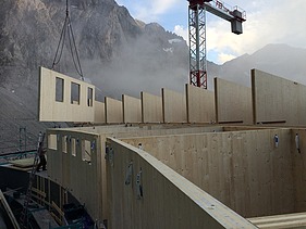 Photo of the timber construction assembly of the Waltenberger Haus in Oberstdorf. LENO-BSP elements.