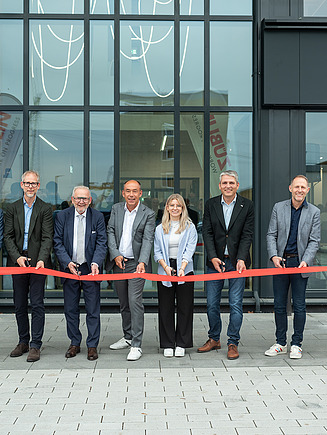 Photo of several people standing in front of the new T3 office building in Aichach.