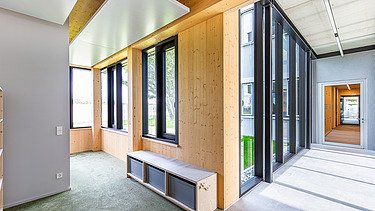 Foto eines Flurraumes des Büroneubaus aus Holz von ZÜBLIN in Langenargen.