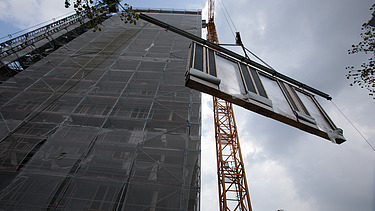 Foto von der Montage von Holzelementen auf der Baustelle CARL in Pforzheim.