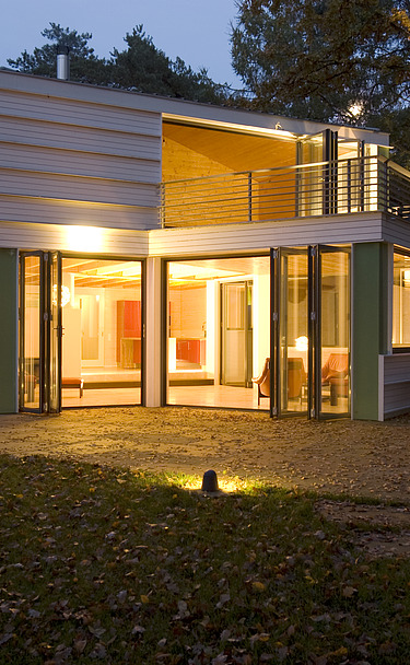 Schwielowsee residential building Photo of a modern wooden house. LENO-BSP. Evening mood.