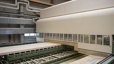 Foto der Plattenbearbeitungsanlage (PBA) in der Produktionshalle von ZÜBLIN Timber.