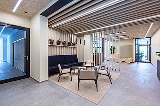 Photo of the lounge of the new ZÜBLIN office building in Langenargen.