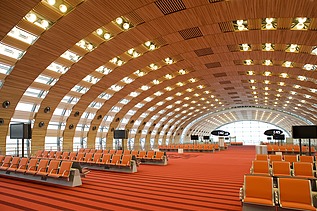 Photo of the Charles de Gaulle Paris airport terminal from the inside. Curved wooden construction.