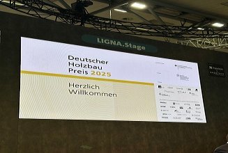 Foto einer Leinwand. Preisverleihung Deutscher Holzbau Preis 2025
