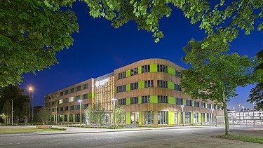 Photo of the Stadtwerke Lübeck administration building. You can see a modern timber construction.