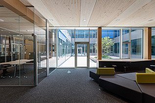 Interior photo of the Paul-Klee-Gymnasium in Gersthofen. You can see a timber mullion and transom window façade.