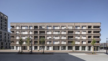 Foto eines großen mehrgeschossigen Gebäudes mit Holzfassade. BUGA-Areal Mannheim.