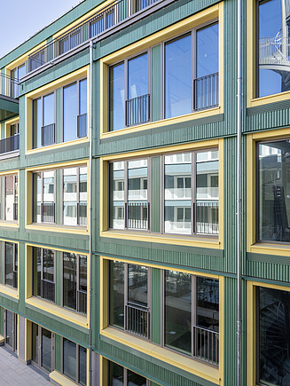 Farbige Holzfassade als Ornamentfassade mit Reliefschalung.