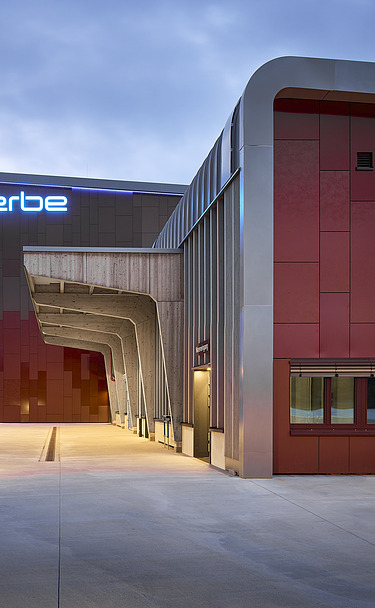 Erbe Elektromedizin Rangendingen Foto eines Holzgebäudes mit roter Fassade.